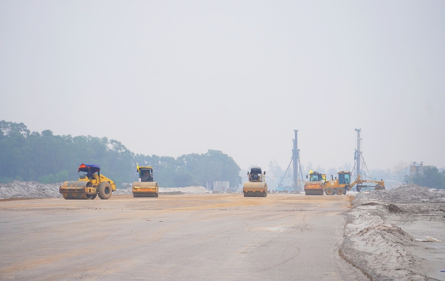 Khu vực thi công đường cất, hạ cánh đang được đẩy nhanh tiến độ