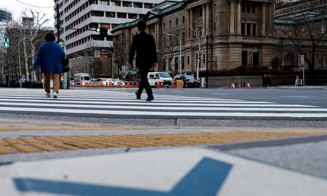 Bên ngoài tòa nhà trụ sở Ngân hàng Trung ương Nhật Bản (BOJ) ở Tokyo - Ảnh: Reuters.