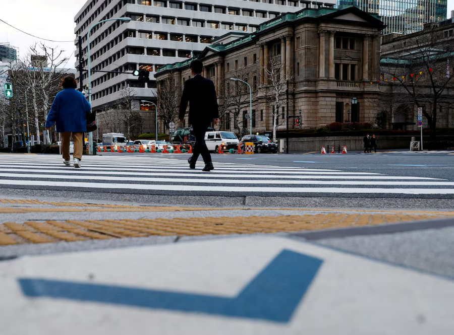 Bên ngoài tòa nhà trụ sở Ngân hàng Trung ương Nhật Bản (BOJ) ở Tokyo - Ảnh: Reuters.