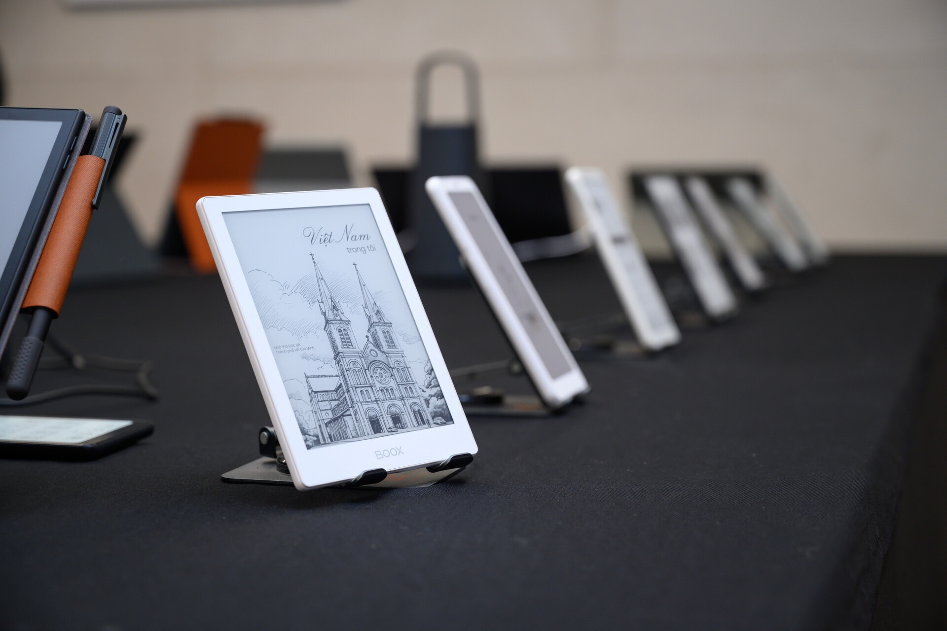 Tại Việt Nam, thị trường E-ink được đánh giá ngày càng sôi động, với sự tham gia của nhiều thương hiệu quốc tế