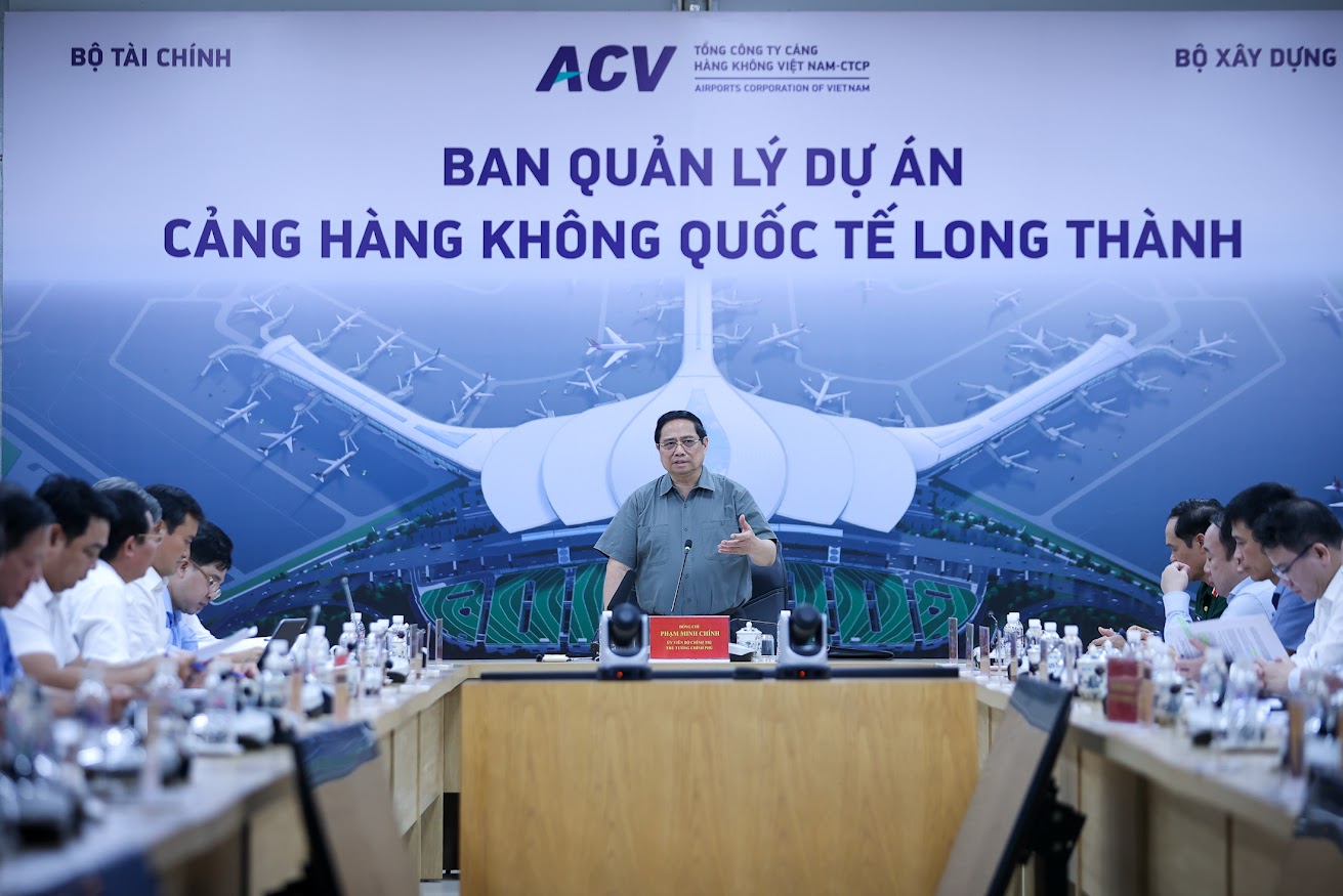 Thủ tướng Phạm Minh Chính làm việc với Ban quản lý dự án Cảng HKQT Long Thành. Ảnh: VGP.