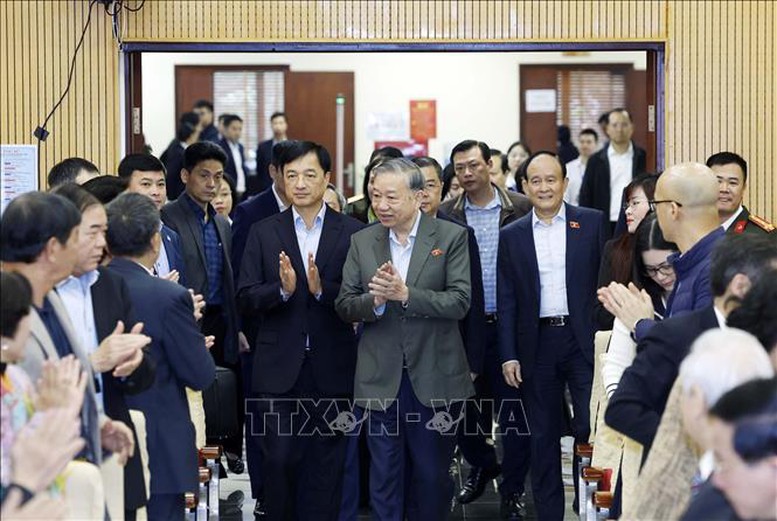 Tổng Bí thư Tô Lâm tiếp xúc cử tri 11 phường của Hà Nội - Ảnh: TTXVN