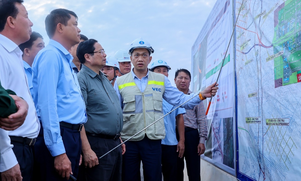 Thủ tướng Phạm Minh Chính kiểm tra tiến độ thi công Cảng HKQT Long Thành. Ảnh: VGP.