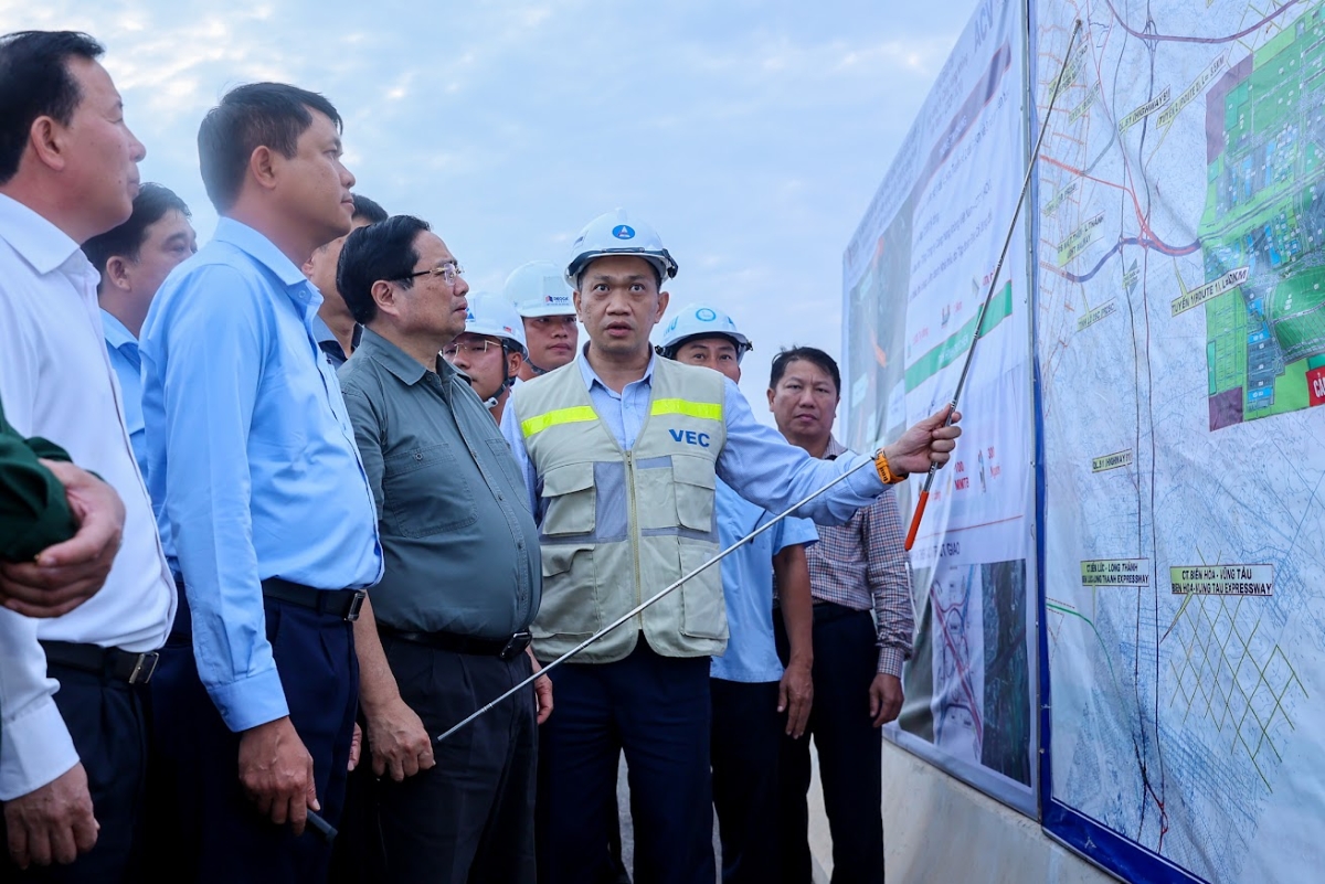 Thủ tướng Phạm Minh Chính kiểm tra tiến độ thi công Cảng HKQT Long Thành. Ảnh: VGP.