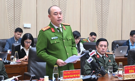 Đại tá Nguyễn Đức Long, Phó Giám đốc Công an TP Hà Nội trả lời câu hỏi của phóng viên. Ảnh: Cổng thông tin điện tử Bộ Công an.