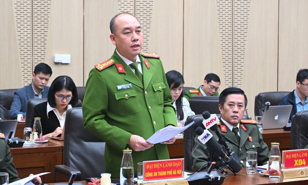 Đại tá Nguyễn Đức Long, Phó Giám đốc Công an TP Hà Nội trả lời câu hỏi của phóng viên. Ảnh: Cổng thông tin điện tử Bộ Công an.