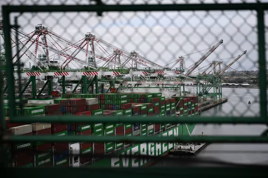 Đằng sau thặng dư thương mại hơn 1 nghìn tỷ USD của Trung Quốc