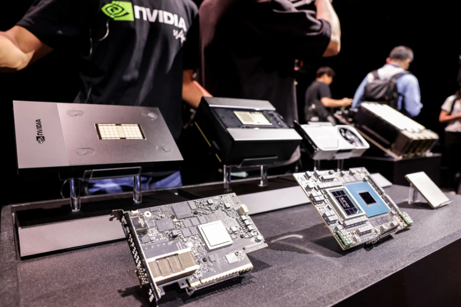 Nvidia – hãng sản xuất chip đóng vai trò tương tự trong làn sóng AI – được định giá hơn 4.500 tỷ USD, cao gấp nhiều lần ba công ty lớn nhất thời dot-com. Ảnh: Bloomberg