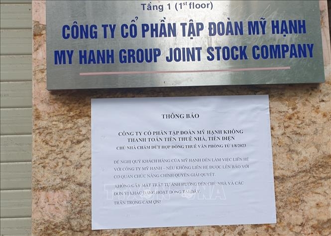 Thông báo dán trước cửa trụ sở Công ty Cổ phần Tập đoàn Mỹ Hạnh. Ảnh: TTXVN.