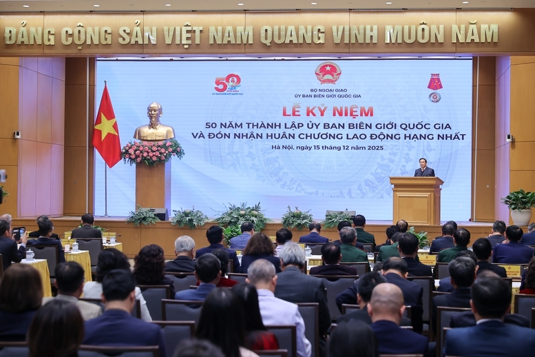 Thủ tướng Chính phủ Phạm Minh Chính biểu dương những nỗ lực và thành tích xuất sắc của các thế hệ cán bộ, công chức, viên chức, người lao động Ủy ban Biên giới quốc gia trong suốt 50 năm qua - Ảnh: VGP