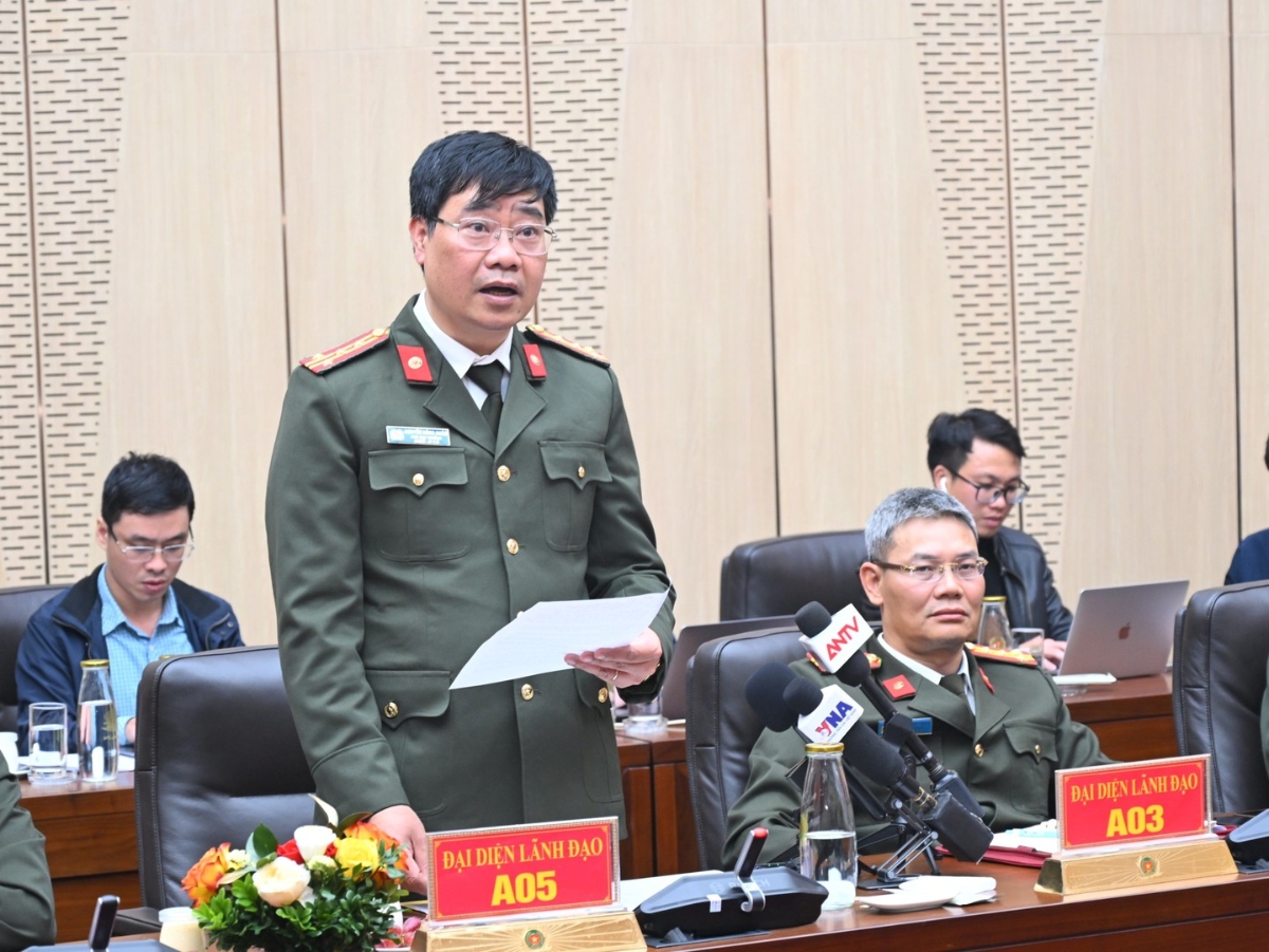 Đại tá Nguyễn Hồng Quân, Phó Cục Trưởng Cục An ninh mạng và phòng, chống tội phạm sử dụng công nghệ cao phát biểu tại buổi Họp báo. Ảnh: Cổng thông tin điện tử Bộ Công an.