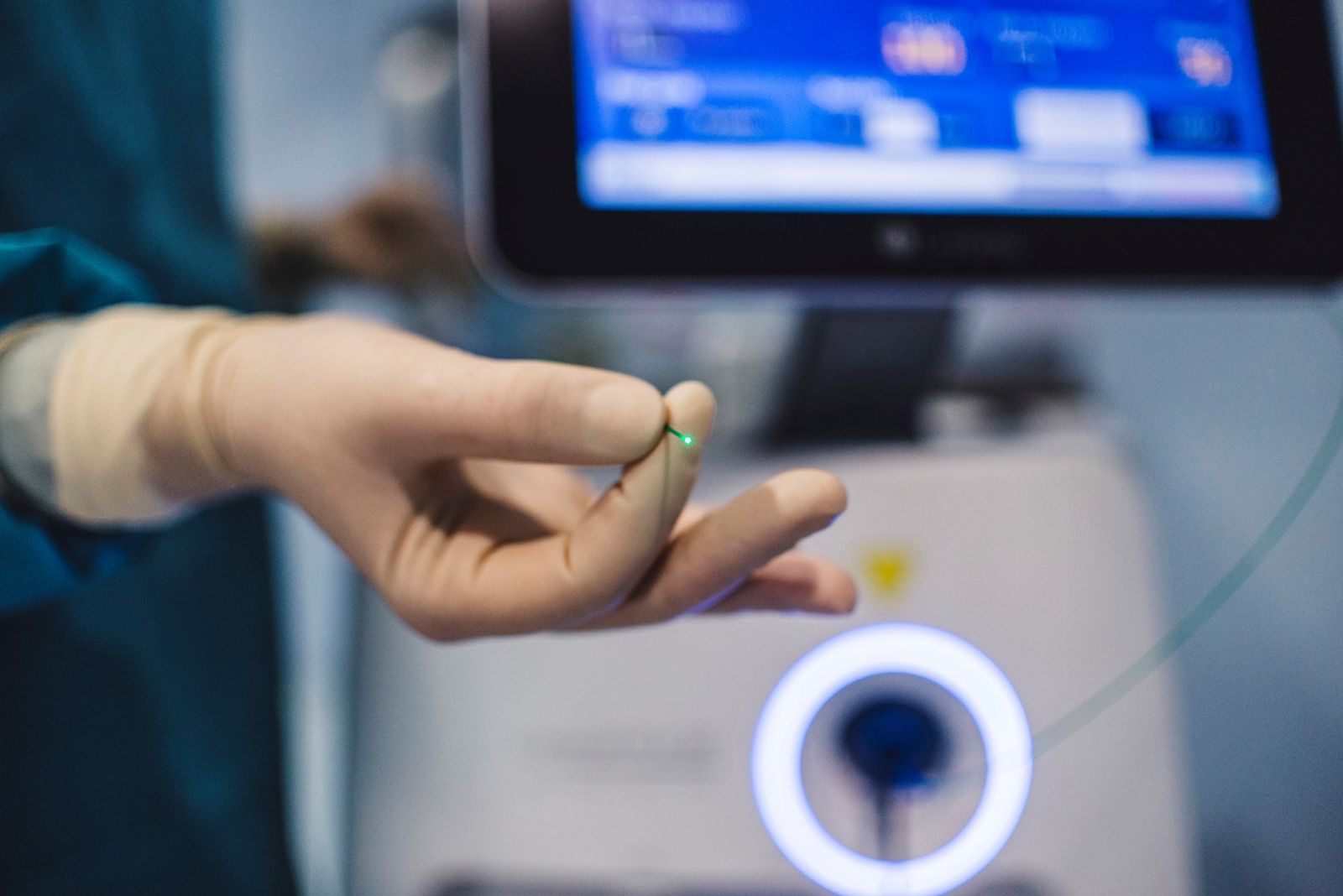 Nội soi bằng laser Holmium là phương pháp thường áp dụng cho các u nhỏ.