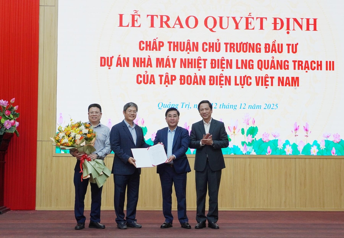 Phó Chủ tịch Thường trực UBND tỉnh Quảng Trị Hoàng Nam trao quyết định chấp thuận chủ trương đầu tư Dự án nhà máy nhiệt điện LNG Quảng Trạch III