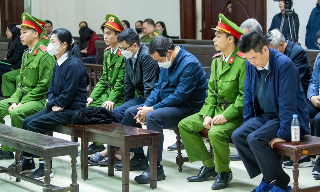 Các bị cáo tại tòa sáng 15/12.
