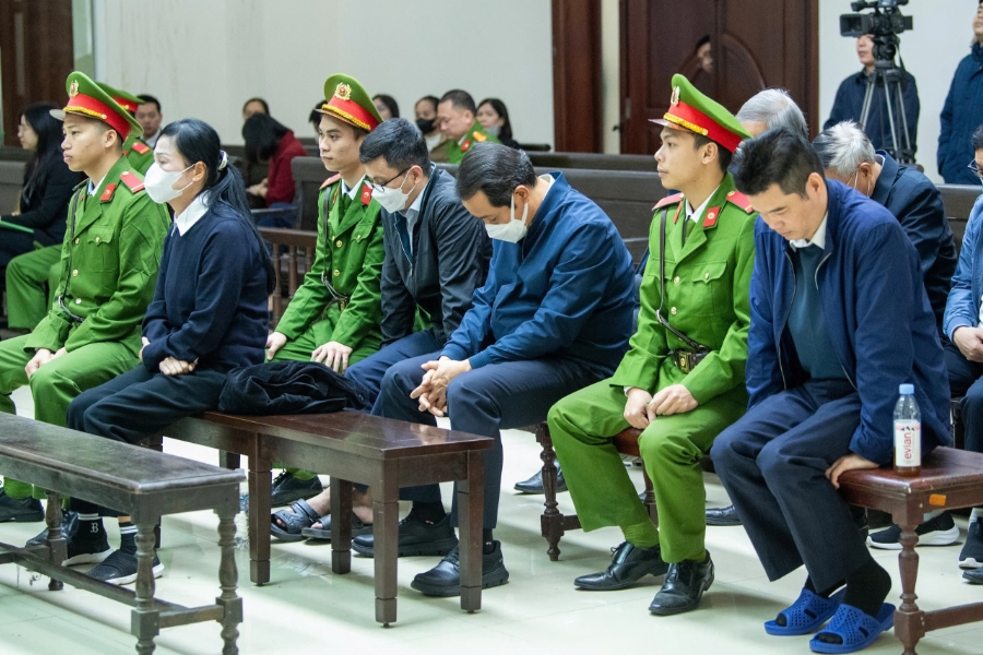 Các bị cáo tại tòa sáng 15/12.