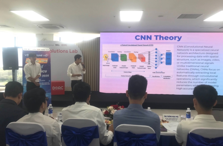 Phần thuyết trình của sinh viên Đại học Bách Khoa Đà Nẵng. Ảnh Ngô Anh Văn