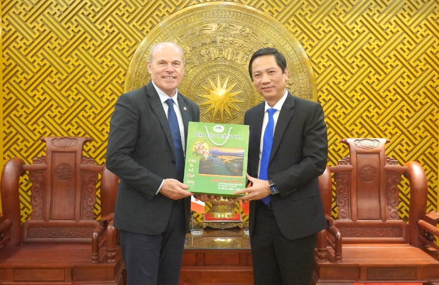 Phó Chủ tịch Thường trực UBND tỉnh Quảng Trị Hoàng Nam tặng quà lưu niệm Đại sứ Canada tại Việt Nam