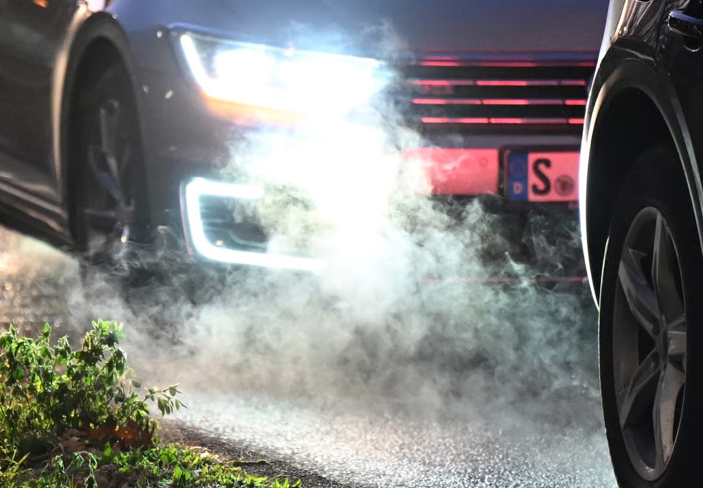 <i>Trước đó, trong một cuộc xung đột về quan điểm, Đức tuyên bố một chiến thắng bước đầu trong việc làm giảm nhẹ lệnh cấm động cơ đốt trong năm 2035 của EU, nhưng có rất nhiều phản đối ở Brussels cảnh báo rằng Berlin đã vội vàng và vấn đề vẫn đang được tranh luận.</i>