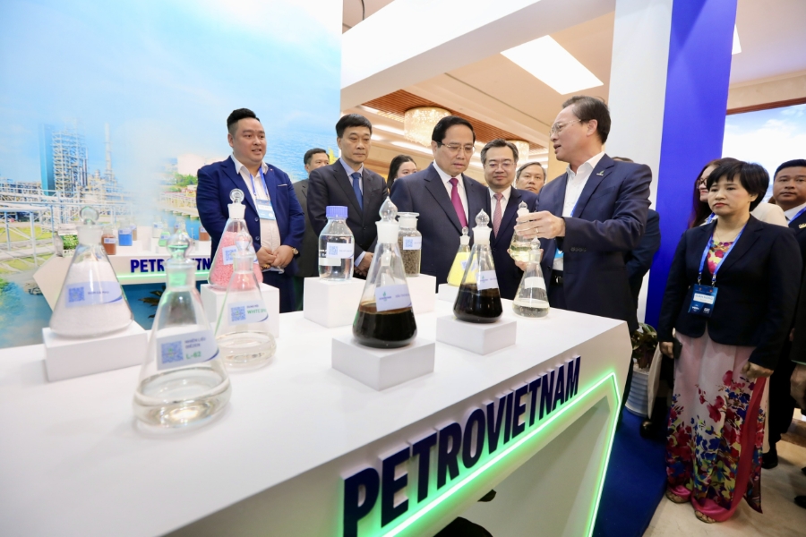 Thủ tướng Chính phủ Phạm Minh Chính tham quan gian trưng bày của Tập đoàn Công nghiệp - Năng lượng Quốc gia Việt Nam (Petrovietnam)