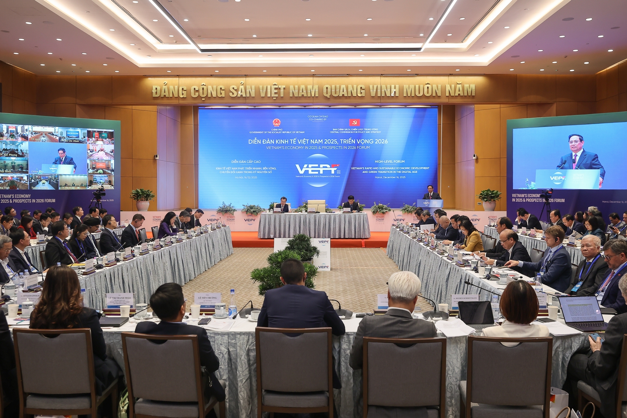 Thủ tướng đánh giá khái quát, nhiệm kỳ này đã chứng tỏ kinh tế Việt Nam đủ sức chống chịu với các cú sốc từ bên ngoài - Ảnh: VGP/Nhật Bắc