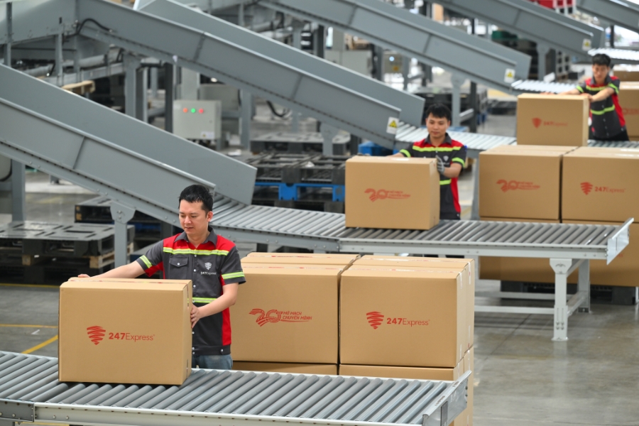 Hệ thống băng chuyền tự động của 247Express sở hữu tính năng cân đo tự động với mức chính xác cao, đặc biệt đối với các bưu kiện lớn và nặng.