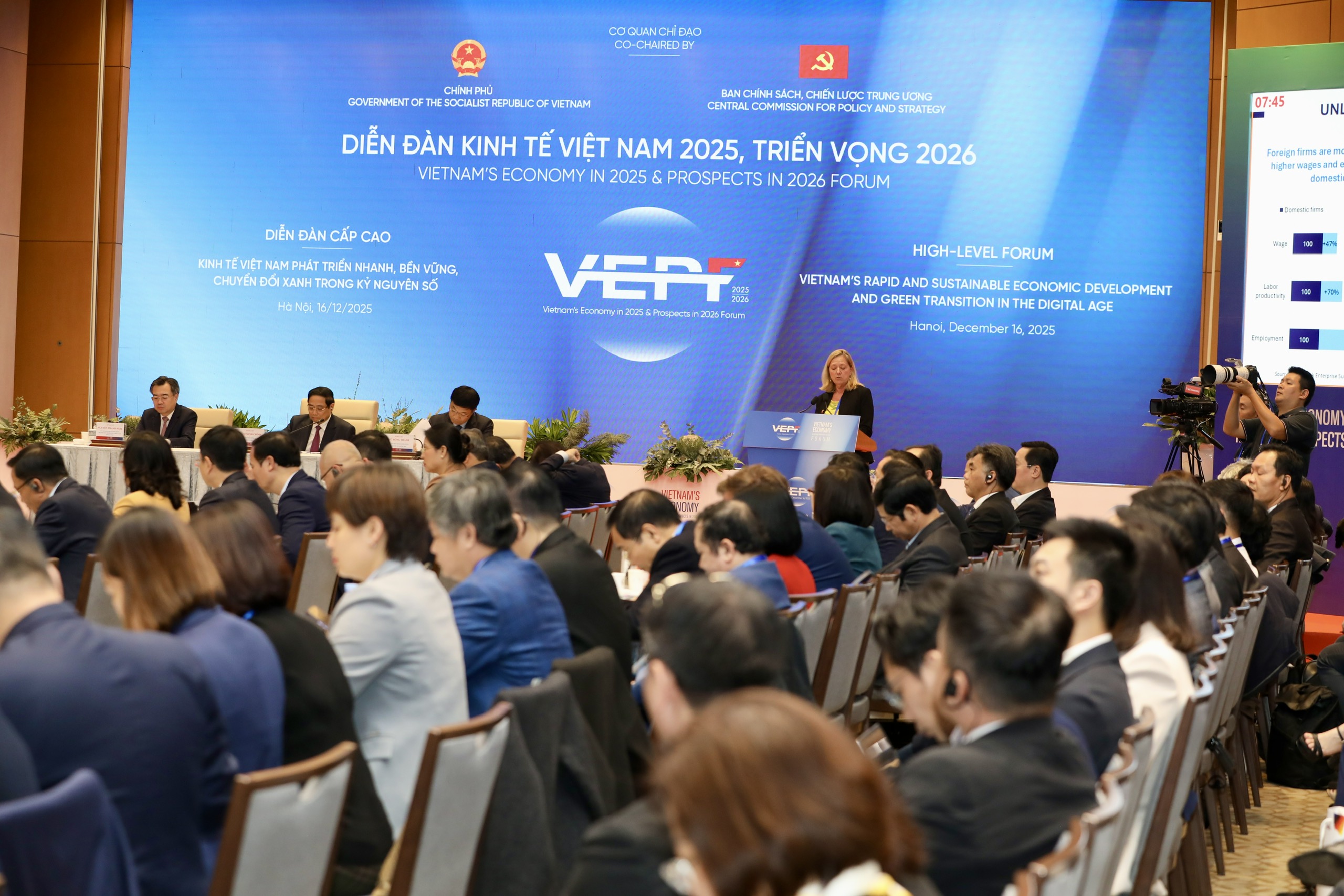 Các báo cáo tham luận chính của Diễn đàn đã tổng hợp và phân tích những thông tin quan trọng, có tính nền tảng và cốt lõi của kinh tế Việt Nam giai đoạn 2021-2025 trong mối tương quan với bối cảnh kinh tế khu vực và thế giới.