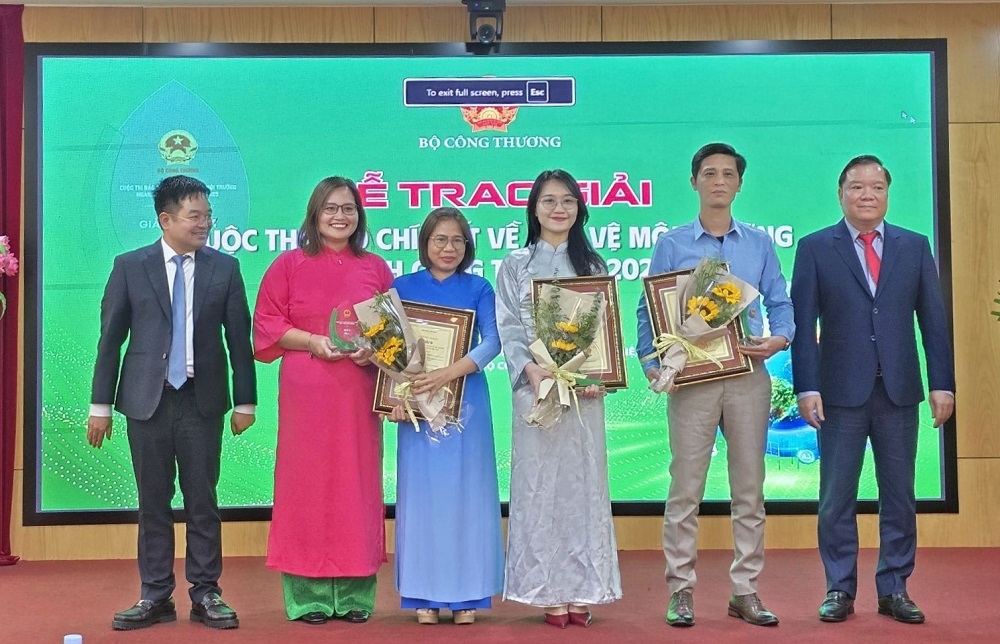 Ban Tổ chức trao giải B cho tác giả và nhóm tác giả. Đại diện nhóm tác giả Tạp chí Kinh tế Việt Nam (thứ 2 từ phải sang) lên nhận giải B.