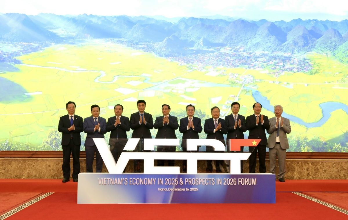 Thủ tướng Phạm Minh Chính chụp ảnh lưu niệm cùng các đại biểu tại Diễn đàn. Ảnh: Tri Phong.