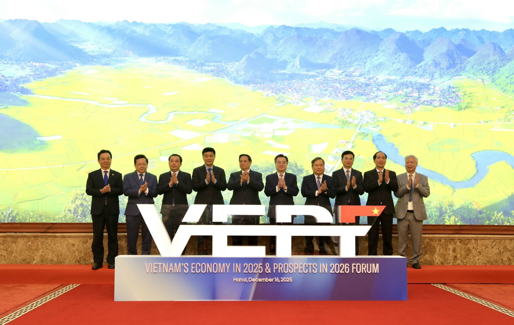 Thủ tướng Chính phủ Phạm Minh Chính, Phó Chủ tịch Quốc hội Vũ Hồng Thanh và Trưởng Ban Chính sách, chiến lược Trung ương Nguyễn Thanh Nghị chụp ảnh cùng các đại biểu tham dự Diễn đàn Kinh tế Việt Nam 2025, triển vọng 2026 vào ngày 16/12/2025 tại trụ sở Chính phủ.