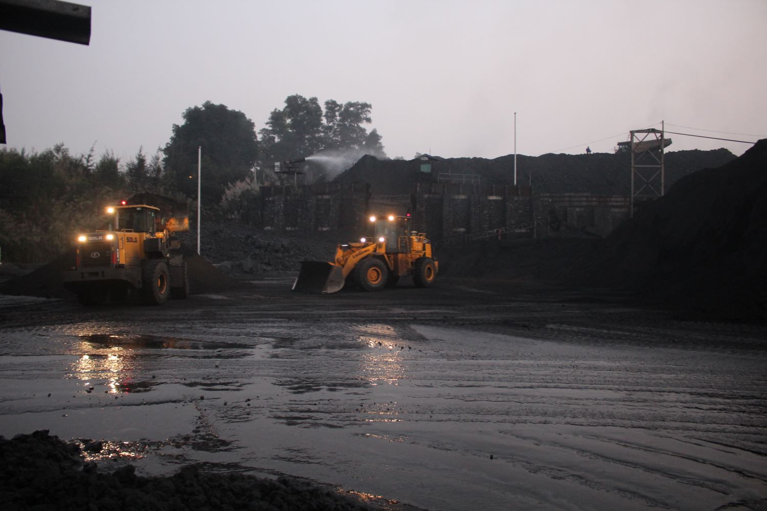 Chế biến than tại mỏ Khánh Hoà. Ảnh: Chu Khôi.