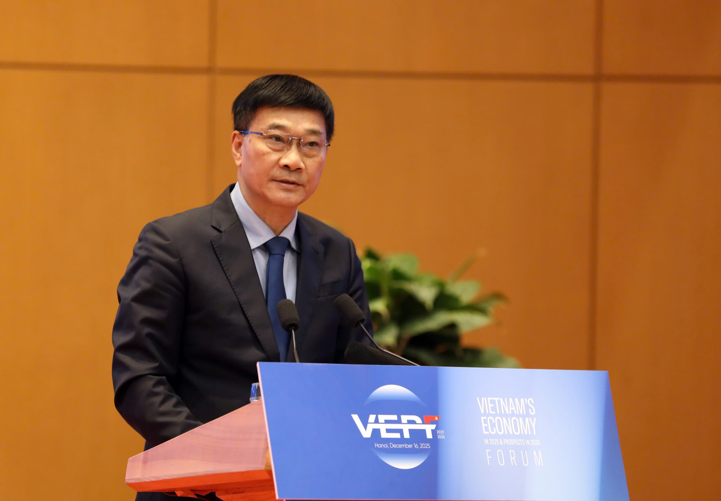 Phát biểu tại Diễn đàn Kinh tế Việt Nam 2025 – Triển vọng 2026 với chủ đề “Kinh tế Việt Nam phát triển nhanh, bền vững, chuyển đổi xanh trong kỷ nguyên số” ngày 16/12, ông Vũ Hồng Thanh, Phó Chủ tịch Quốc hội, nhấn mạnh vai trò then chốt của hoàn thiện thể chế trong việc tạo nền tảng cho mô hình tăng trưởng mới của Việt Nam giai đoạn tới. Theo Phó Chủ tịch Quốc hội, nền kinh tế Việt Nam đang bước vào một giai đoạn phát triển mới, nơi các yêu cầu về tăng trưởng nhanh không thể tách rời mục tiêu bền vững, chuyển đổi xanh và chuyển đổi số. Trong bối cảnh đó, nhiệm vụ đặt ra cho Quốc hội là cụ thể hóa, thể chế hóa kịp thời các chủ trương, định hướng lớn của Đảng thành khung pháp lý đồng bộ, hiện đại, có khả năng dẫn dắt và kiến tạo phát triển.