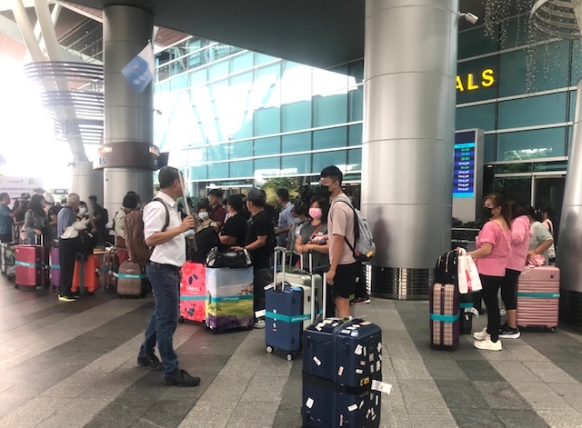 Khách nước ngoài đến miền Trung qua sân bay Quốc tế Đà Nững. Ảnh Ngô Anh Văn