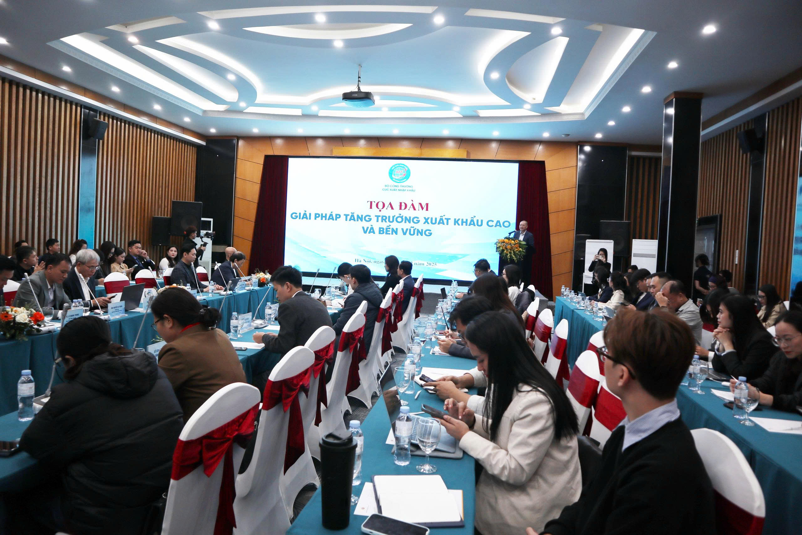 Quang cảnh buổi tọa đàm.