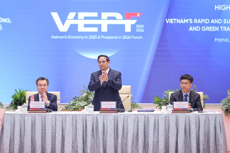 Prime Minister Pham Minh Chinh (C) speaks at the high-level plenary session of the Vietnam Economy in 2025 and Prospects in 2026 Forum (VEPF) in Hanoi on December 16. - (Photo: VGP)