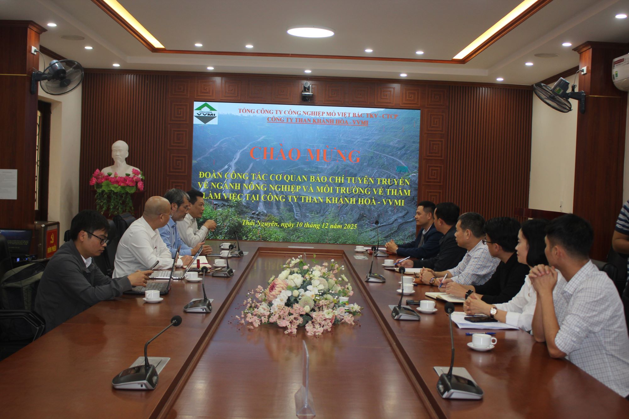 Đoàn nhà báo làm việc tại Công ty Than Khánh Hoà. Ảnh: Chu Khôi.