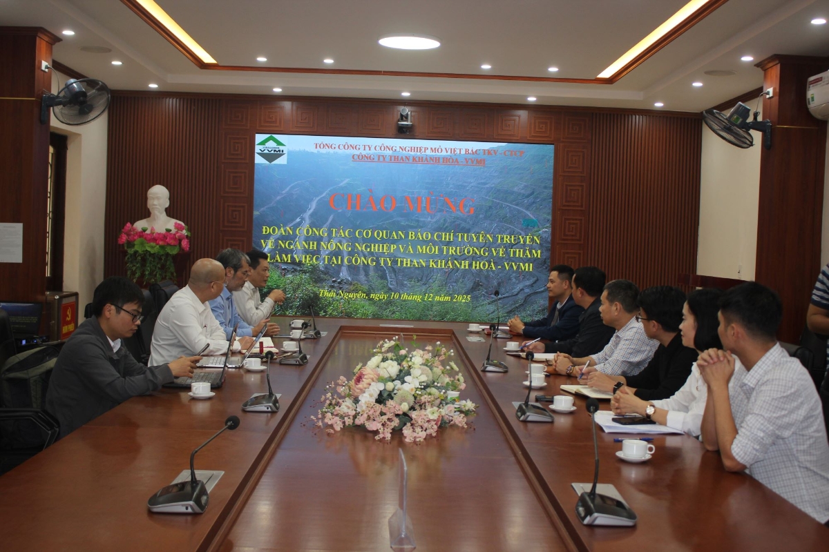 Đoàn nhà báo làm việc tại Công ty Than Khánh Hoà. Ảnh: Chu Khôi.