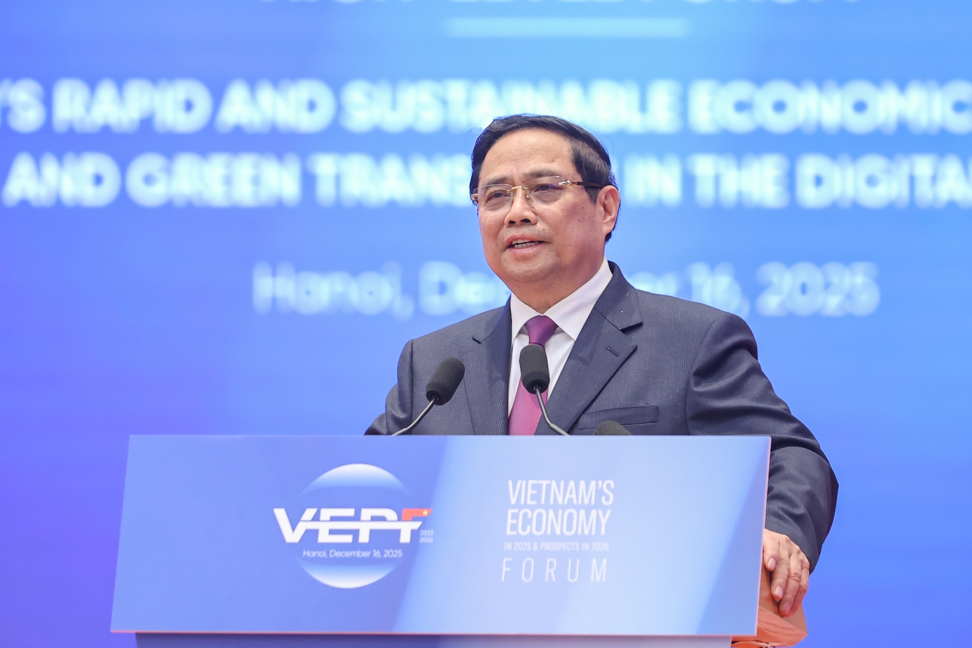 Thủ tướng Phạm Minh Chính phát biểu tại Diễn đàn Kinh tế Việt Nam 2025, triển vọng 2026. Nhìn lại bức tranh kinh tế Việt Nam năm 2025 và triển vọng 2026, Thủ tướng Chính phủ Phạm Minh Chính nhấn mạnh, chuyển đổi kép xanh hóa – số hóa là yêu cầu khách quan, lựa chọn chiến lược, ưu tiên đầu tư của quốc gia. Đảng và Nhà nước luôn đặt sự quan tâm đặc biệt và ban hành các chủ trương thúc đẩy phát triển nhanh, bền vững trên cơ sở nền tảng khoa học công nghệ và đổi mới sáng tạo, với các Nghị quyết trọng tâm: Nghị quyết 57, Nghị quyết 59, Nghị quyết 66, Nghị quyết 68, Nghị quyết 70, Nghị quyết 71, Nghị quyết 72… cùng với đó nghị quyết về kinh tế nhà nước và nghị quyết về FDI, nghị quyết về văn hóa cũng đang được xây dựng.. Ảnh: VGP/Nhật Bắc