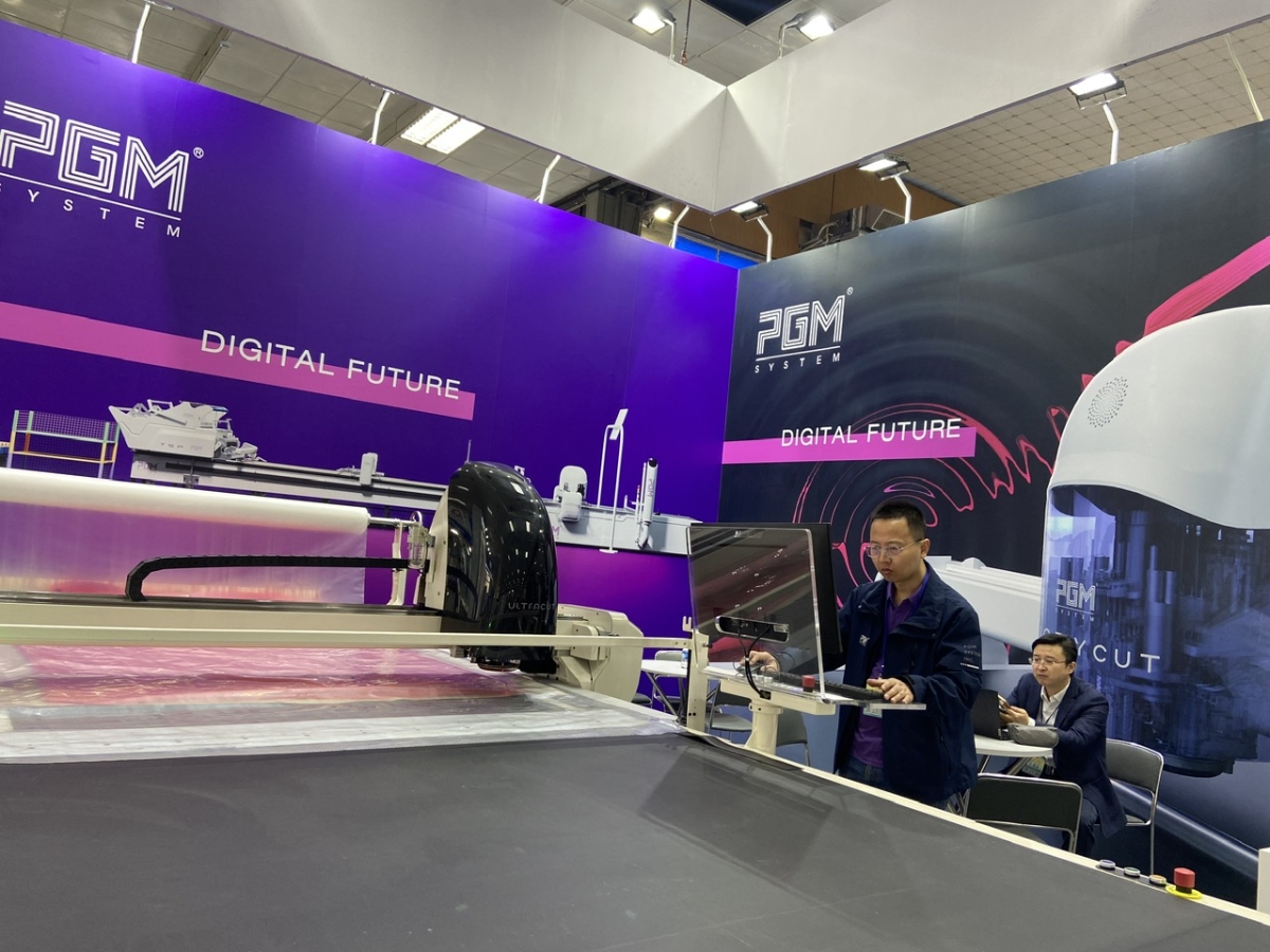 Máy cắt vải tự động được giới thiệu tại triển lãm.