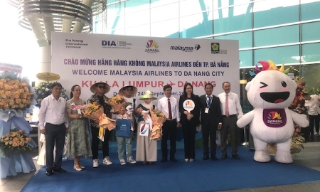 Lãnh đạo Sở VHTT-Du lịch và ngành Hàng không đón và tặng quà chúc mừng khách du lịch quốc tế đến Đà Nẵng. Ảnh Ngô Anh Văn