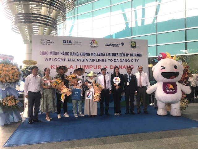 Lãnh đạo Sở VHTT-Du lịch và ngành Hàng không đón và tặng quà chúc mừng khách du lịch quốc tế đến Đà Nẵng. Ảnh Ngô Anh Văn