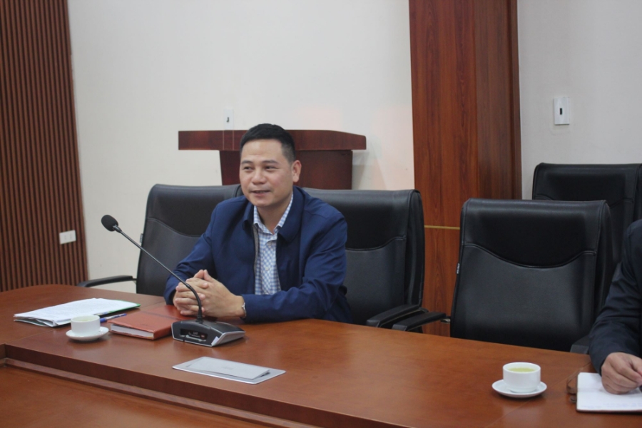 Ông Ma Văn Thuỷ trao đổi với đoàn nhà báo về công tác hoàn nguyên và xử lý môi trường tại mỏ than Khánh Hòa: Ảnh: Chu Khôi.