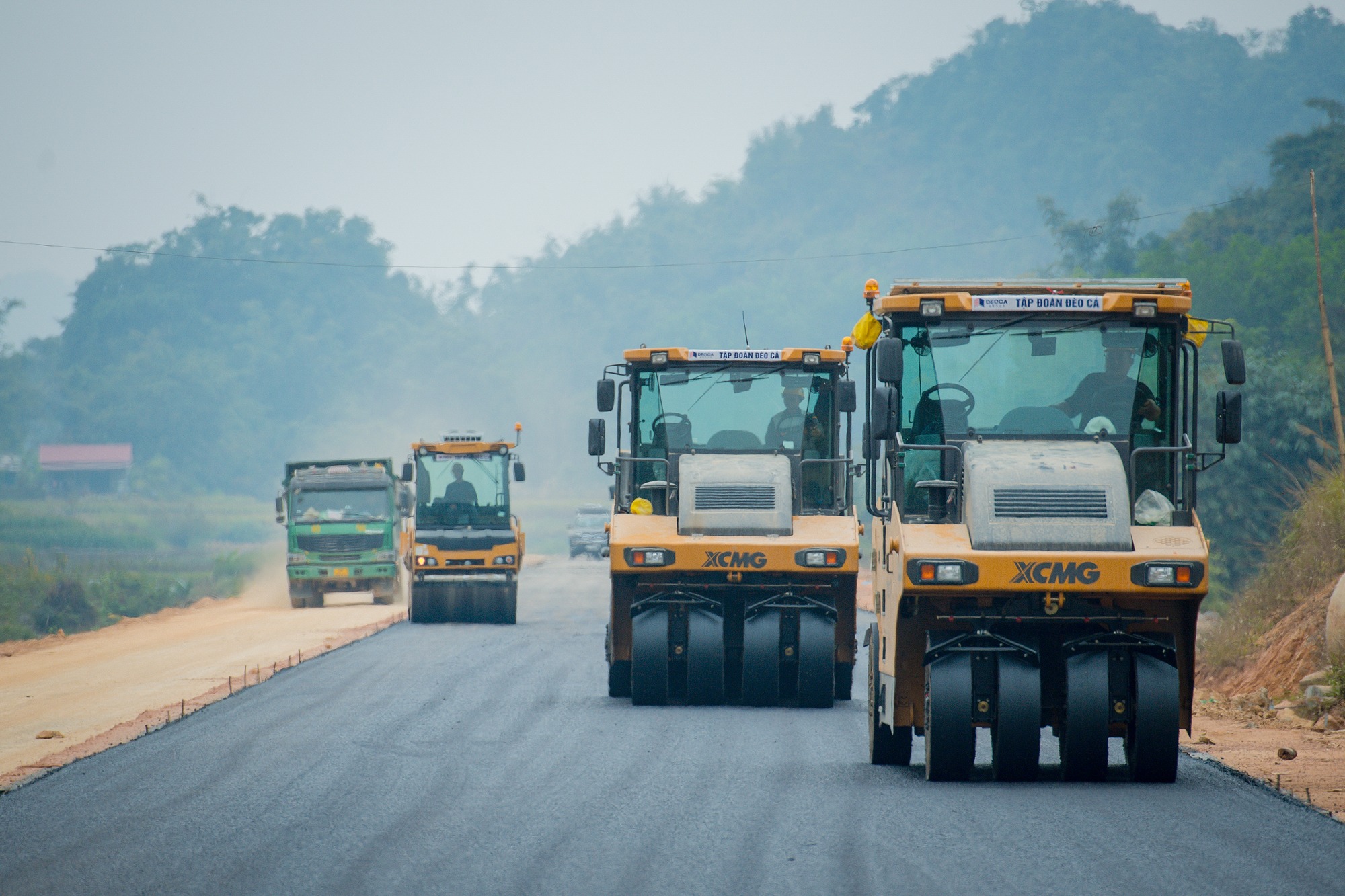 Cao tốc Đồng Đăng - Trà Lĩnh duy trì thi công cả ngày lẫn đêm hướng tới mục tiêu 19/12 tới đây. Ảnh: Tập đoàn Đèo Cả.