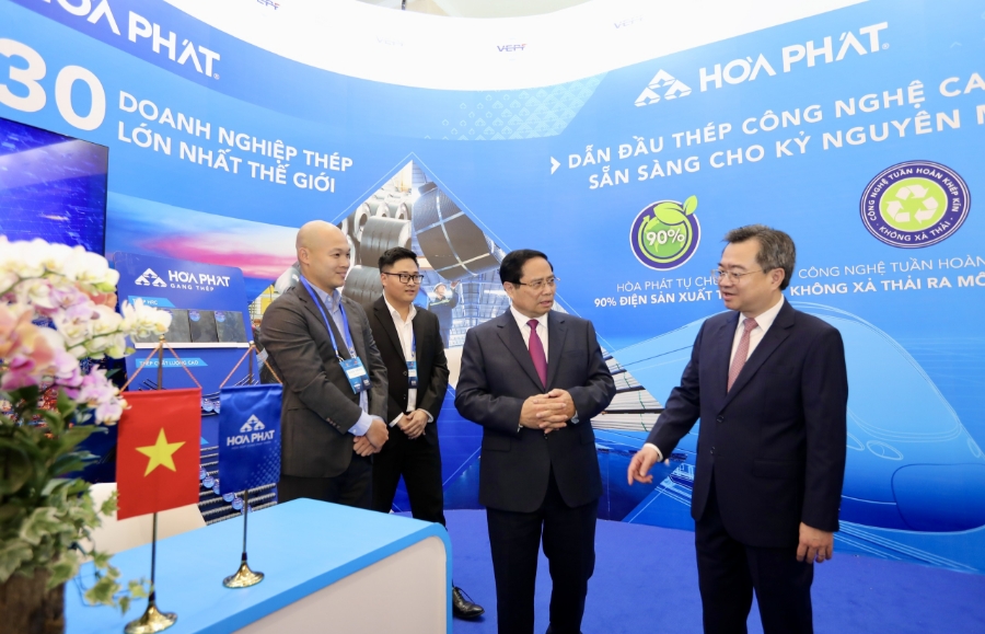 Thủ tướng Chính phủ Phạm Minh Chính và Trưởng ban Chính sách, chiến lược Trung ương Nguyễn Thanh Nghị&nbsp;tham quan gian trưng bày của Tập đoàn Hòa Phát.