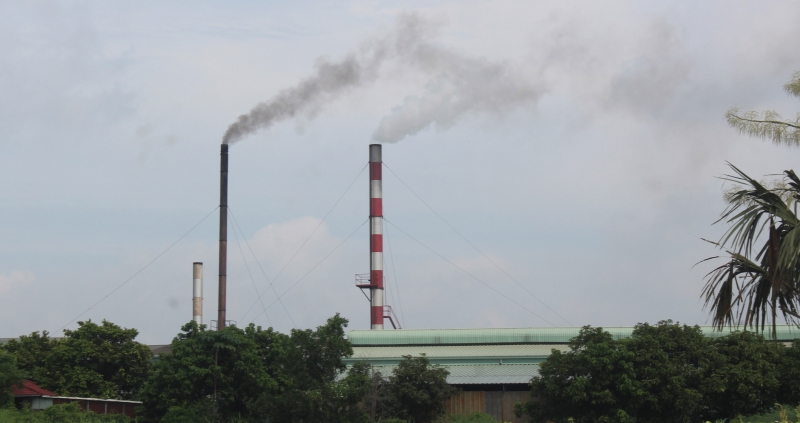 Sự gia tăng của khí thải công nghiệp và khí thải giao thông đang đẩy chất lượng không khí ở khu vực này vào ngưỡng báo động. Ảnh mang tính minh họa