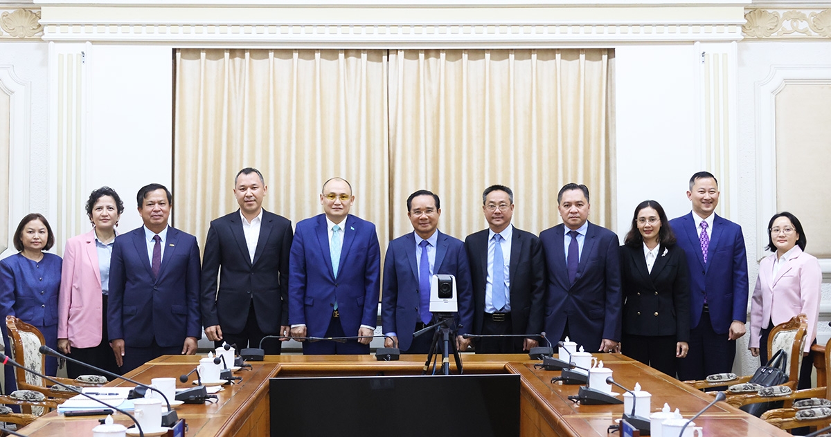 Chủ tịch UBND TP. Hồ Chí Minh Nguyễn Văn Được đã tiếp Đại sứ đặc mệnh toàn quyền Kazakhstan tại Việt Nam Kanat Tumysh và các đại biểu chụp ảnh lưu niệm - Ảnh: Cổng thông tin điện tử TP. Hồ Chí Minh.