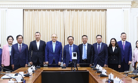 Chủ tịch UBND TP. Hồ Chí Minh Nguyễn Văn Được đã tiếp Đại sứ đặc mệnh toàn quyền Kazakhstan tại Việt Nam Kanat Tumysh và các đại biểu chụp ảnh lưu niệm - Ảnh: Cổng thông tin điện tử TP. Hồ Chí Minh.