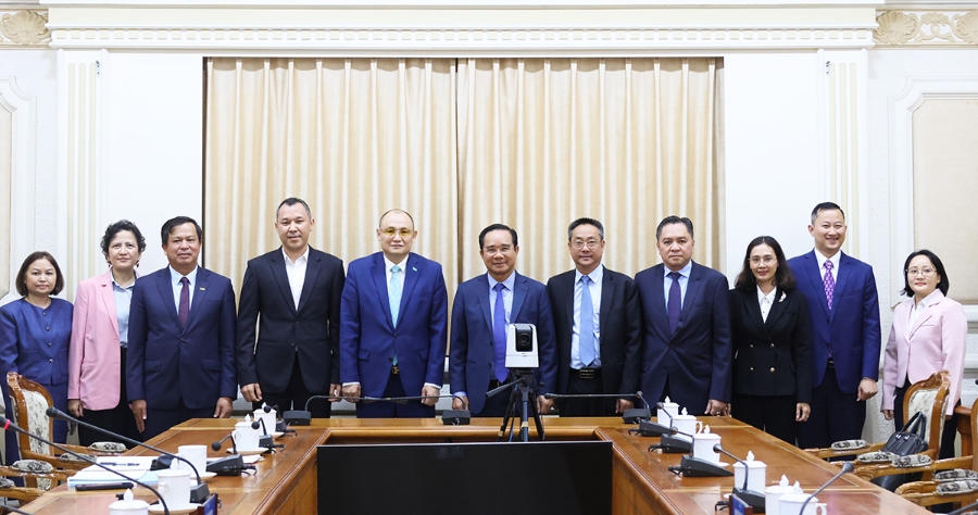 Chủ tịch UBND TP. Hồ Chí Minh Nguyễn Văn Được đã tiếp Đại sứ đặc mệnh toàn quyền Kazakhstan tại Việt Nam Kanat Tumysh và các đại biểu chụp ảnh lưu niệm - Ảnh: Cổng thông tin điện tử TP. Hồ Chí Minh.