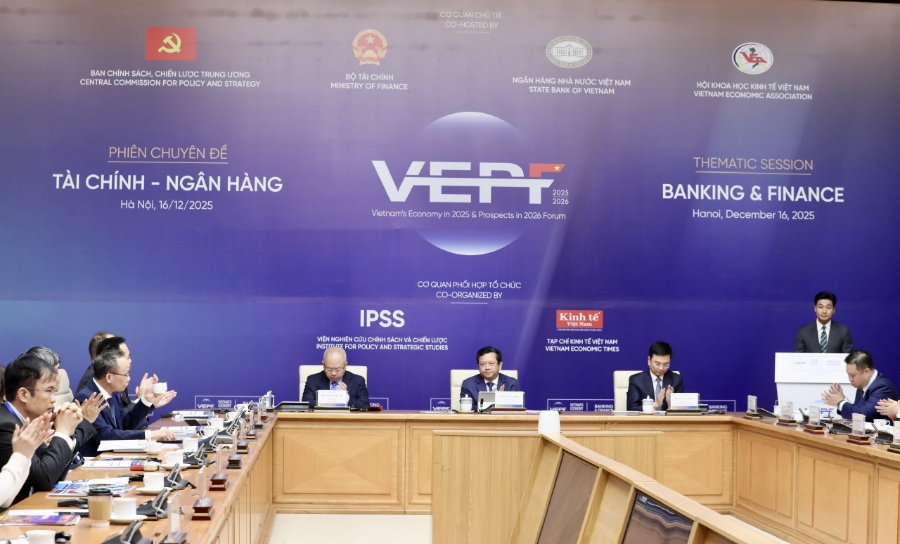 Trong phiên chuyên đề Tài chính - ngân hàng, các ý kiến tập trung tìm giải pháp huy động và sử dụng hiệu quả các nguồn lực tài chính phục vụ mục tiêu tăng trưởng kinh tế giai đoạn 2026–2030”.