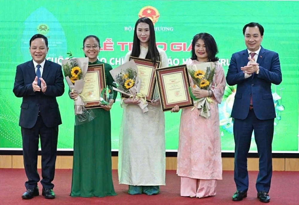 Ban Tổ chức trao giải C cho tác giả, và nhóm tác giả. Ảnh: Moit.