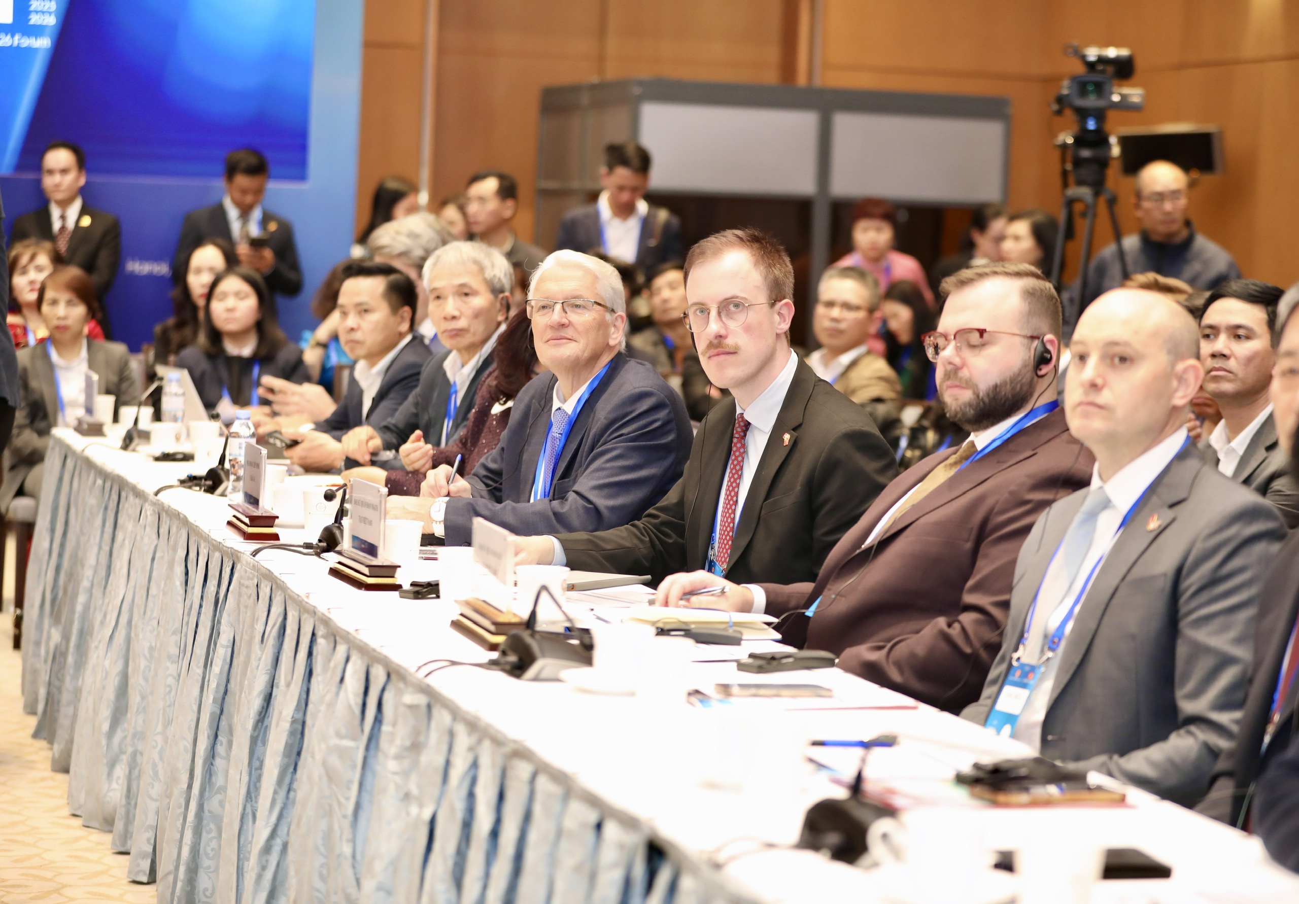 Với các phiên thảo luận được tổ chức bài bản, nội dung chuyên sâu, nhiều ý kiến tham luận thẳng thắn, thiết thực và giàu giá trị gợi mở chính sách, Diễn đàn Kinh tế Việt Nam 2025, triển vọng 2026 đã thu hút sự quan tâm lớn của các nhà hoạch định chính sách, giới chuyên gia, cộng đồng doanh nghiệp và dư luận xã hội. Diễn đàn cấp cao Kinh tế Việt Nam 2025, triển vọng 2026 thu hút hơn 500 đại biểu tham dự trực tiếp và hơn 1.000 đại biểu trực tuyến tại 34 điểm cầu trên cả nước.